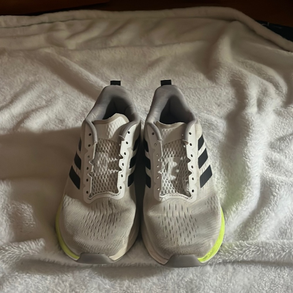 Adidas running shoe Size 4 super response
